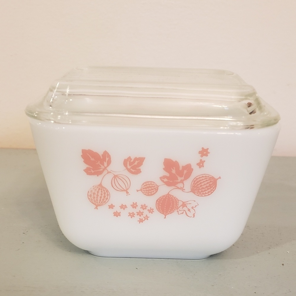 Vintage Pyrex 501 B Refrigerator Dish